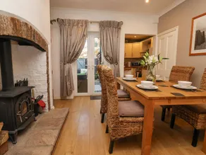 Fully equipped cottage with terrace & garden | Close to National Railway Museum | Beach view - Image 5