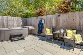 Cottage with garden & hot tub - Image 2