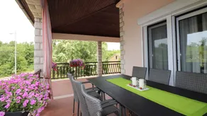 Flat with terrace, BBQ & pool - Image 2