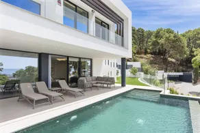 Villa with terrace, garden & private pool | Perfect for remote work - Image 2