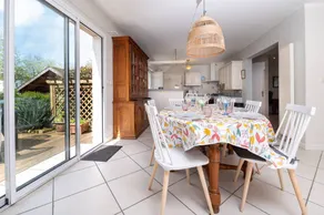 Charmante maison de vacances adaptée aux familles avec jardin, terrasse et barbecue | Vue jardin | Avec animaux admis - Image 5