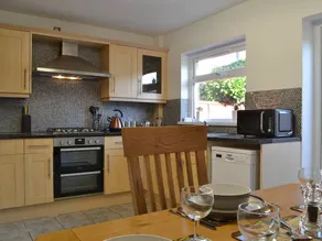 Cottage adapté aux familles avec terrasse et jardin - Image 4