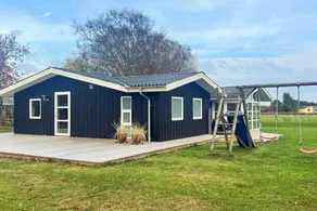 Beautiful holiday home with hot tub, garden & barbecue | Next to the beach | Dogs allowed - Image 2