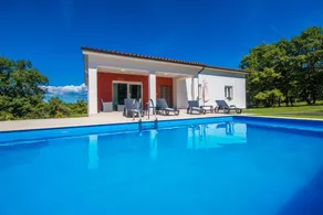 Family-oriented letting with barbecue, pool & garden | Pool view - Image 2