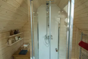Lodge with hot tub & garden - Image 5