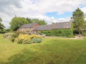 Children-friendly cottage with garden & hot tub - Image 2