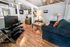 Charming Cabin Near Plymouth Rock, Massachusetts - Image 2