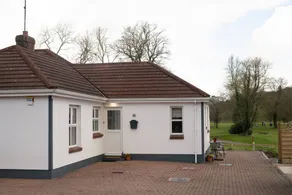 Cottage with barbeque & garden - Image 2