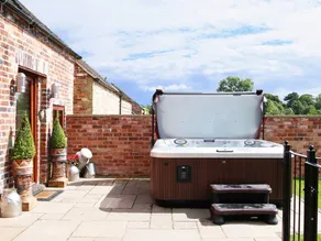 Cottage with terrace, jacuzzi & garden - Image 2