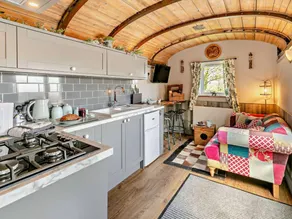 Beautiful cottage with garden, jacuzzi & terrace - Image 4