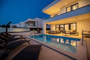 Fully equipped ample villa with barbecue, pool & terrace | Pool view - Image 3