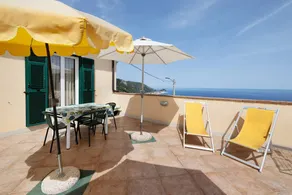 Agréable appartement de vacances avec terrasse, piscine et jardin | Vue mer | À côté de la plage | Avec animaux bienvenus - Image 2