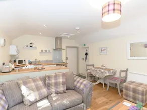 Cottage with garden & BBQ - Image 4
