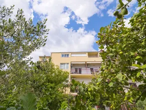 Holiday apartment with garden - Image 2
