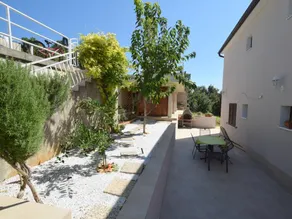 Holiday apartment with terrace and air conditioning - Image 3