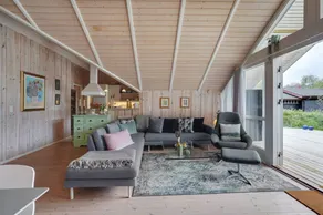 Holiday home with terrace - Image 4