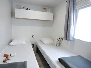 Mobile home with heated pool - Image 5