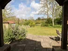 Cottage with terrace, garden & barbecue - Image 3