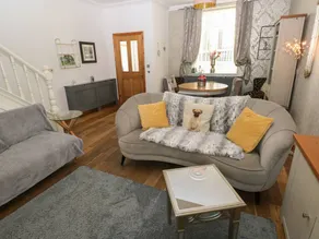 Cottage with jacuzzi & garden - Image 4