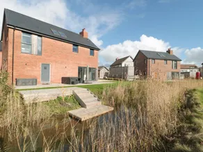 Cottage avec jardin et piscine - Image 2