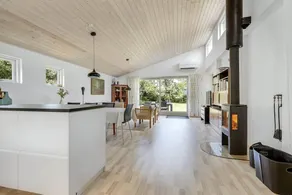 Holiday home with barbeque & terrace - Image 2