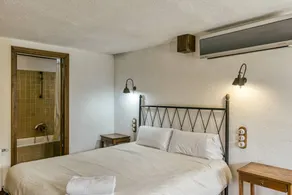 Chambre chez l'habitant avec internet haut débit, terrasse et piscine | Vue jardin - Image 3