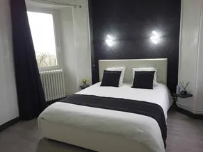 Elegant stay at Château, modern comfort and nearby activities - Image 4