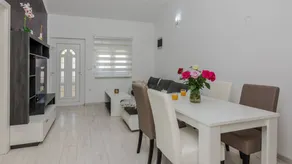 Holiday apartment with BBQ & garden - Image 5