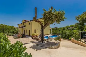Charming letting with terrace, garden & barbecue | Pool view | Pet-friendly - Image 4