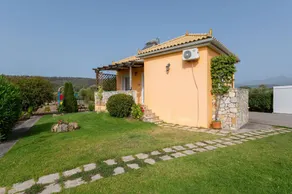 Appartement avec piscine, terrasse et jardin | Vue piscine - Image 2