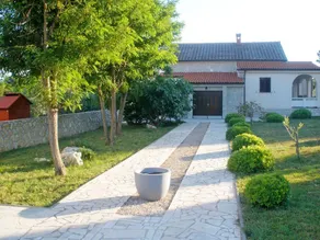 Apartment with garden & terrace - Image 3