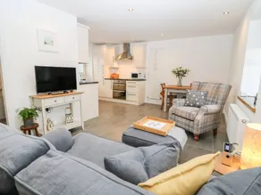Cottage with garden - Image 3