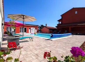 Apartamento con jardín, terraza y piscina climatizada - Image 2