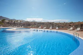 Appartement de vacances avec piscine et internet haut débit | Vue montagne | À côté de la plage - Image 2
