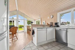 Holiday home with BBQ & terrace - Image 4