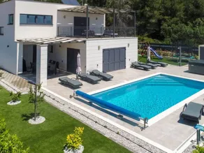 Holiday home with BBQ, terrace & garden - Image 2