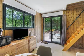 Merveilleuse maison de vacances adaptée aux familles avec piscine, barbecue et terrasse | Vue jardin - Image 5