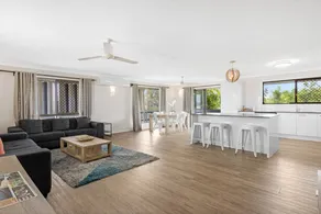 Flat with terrace & garden - Image 5