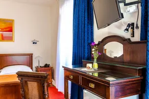 Holiday home with pool & terrace - Image 4