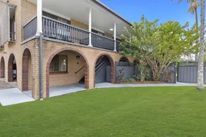 Flat with terrace & garden - Image 4