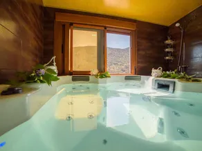 Das Upside Down House mit Whirlpool-Badewanne - Image 4