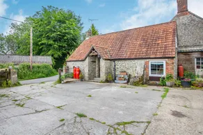 Cottage with garden - Image 2