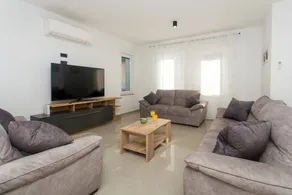 Fully equipped house with garden, barbecue & pool - Image 2