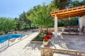 Fully equipped villa with fast internet, garden & terrace | Mountain view - Image 3