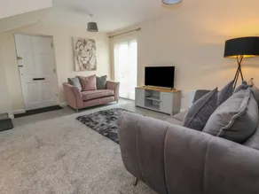 Family-friendly cottage with garden - Image 3