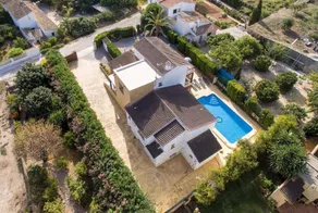 Villa with terrace, private pool & garden - Image 2