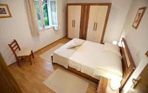 Apartment with garden, pool & barbecue - Image 5