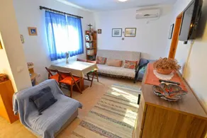Flat with terrace & garden - Image 5