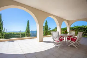 Villa avec barbecue, terrasse et piscine | Vue montagne | Adaptée au travail à distance - Image 5