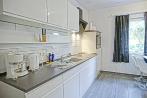 Large Holiday Home With Roof Terrace and Garden - Image 3